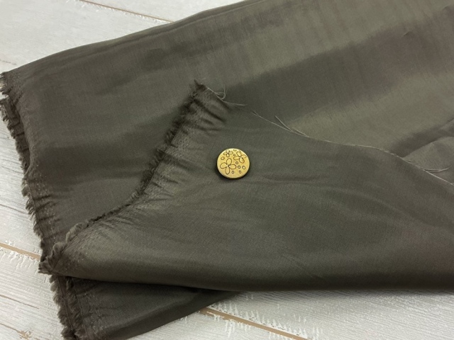 訳あり！【現品処分】 うっすらストライプ キュプラ裏地 カーキ系 [ 幅135ｃｍ×約2.5m］