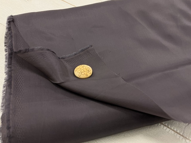 訳あり！【現品処分】  １３５ｃｍ幅　キュプラ裏地　くすみパープルグレー系[ メーター選択制 ]