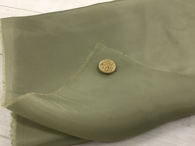 訳あり！【現品処分】  １３5ｃｍ幅　キュプラ裏地　くすみピーグリーン系[ メーター選択制 ]