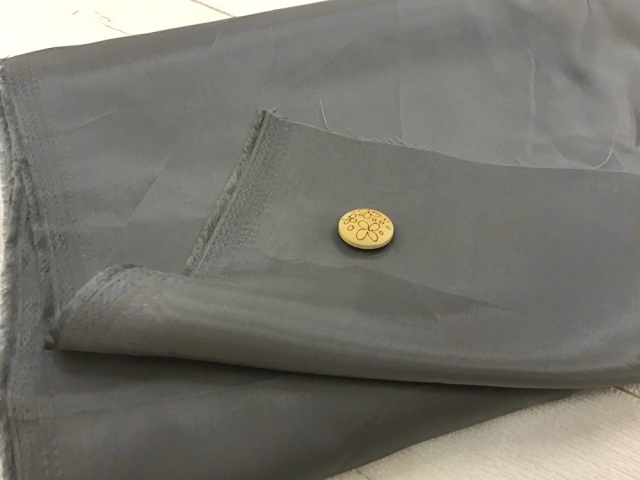 訳あり！【現品処分】  １３5ｃｍ幅　キュプラ裏地　グレー系[ 幅１35ｃｍ×約4.4ｍ］