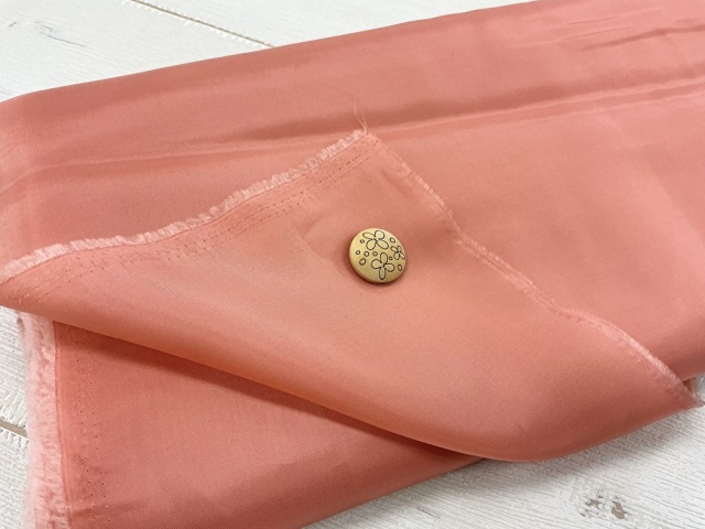 訳あり！【現品処分】  １３5ｃｍ幅　キュプラ裏地　サーモンピンク系[ メーター選択制 ]