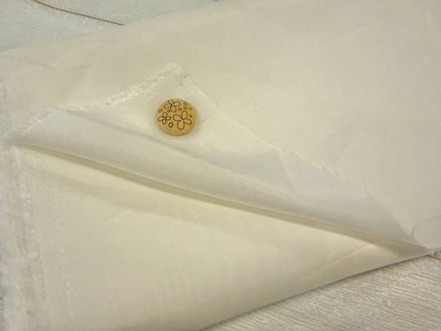 訳あり！【現品処分】  １35ｃｍ幅　キュプラ裏地　アイボリーホワイト系[ 幅１35ｃｍ×約5ｍ］