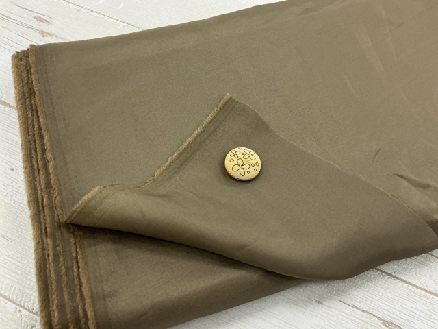 訳あり！【現品処分】  １10ｃｍ幅　ポリエステル裏地　くすみカーキベージュ系[ 幅１10ｃｍ×約9.5ｍ］