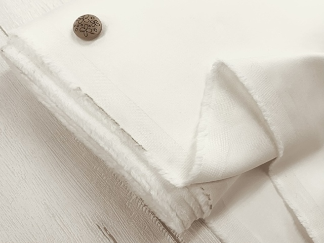 訳あり！ 【反売り】 練習用などに！ 綿サテンストレッチ　オフホワイト系[ 幅１２０ｃｍ×約(２.８ｍ＋１.８ｍ＋１.５ｍ)巻 ］