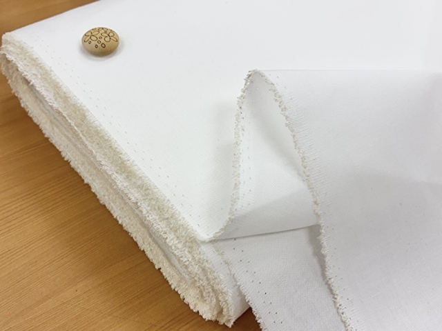 【反売り】ハリ感のあるＴ／Ｃスレキ　オフホワイト系[ 幅１２０ｃｍ×約９ｍ巻 ］