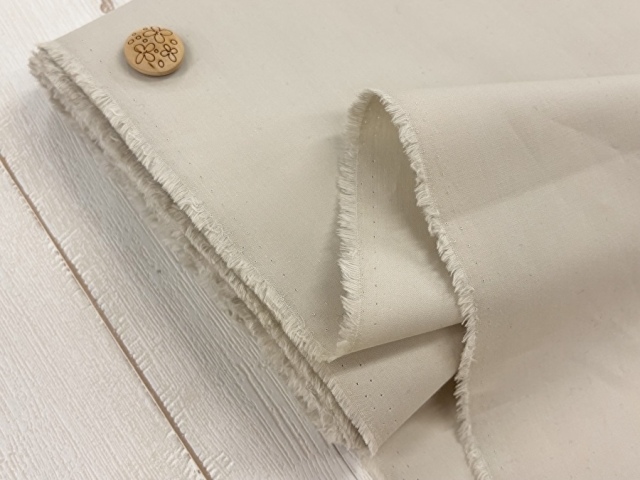 【反売り】  ピーチのような肌触り！コットンタイプライター風　ライトサンドベージュ系[ 幅１１５ｃｍ×約５.５ｍ巻 ］