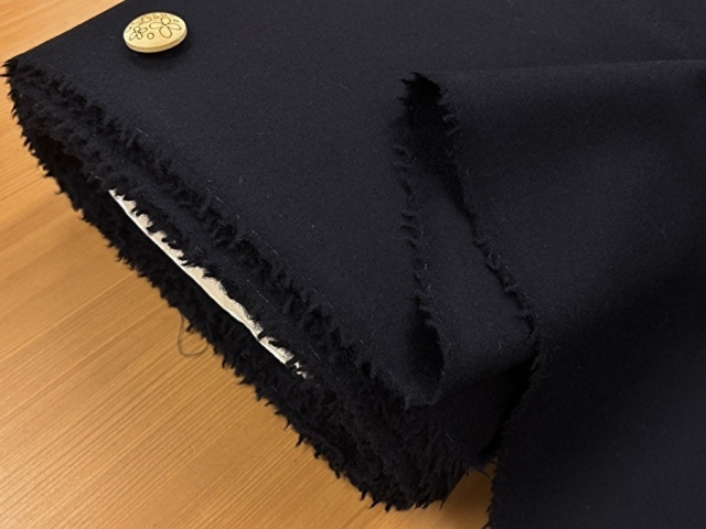 【反売り】 薄手 ウールストレッチサキソニー　ブラックネイビー系[ 幅１３０ｃｍ×約(８.５ｍ＋２.５ｍ)巻 ］
