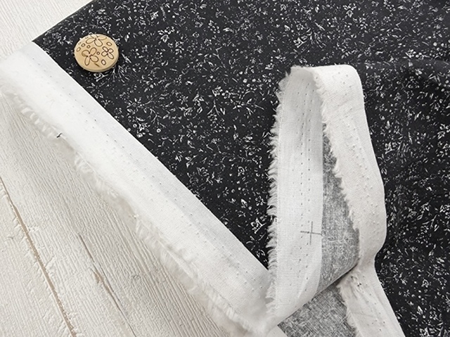 【反売り】  コットンブロード風プリント＊プチボタニカルフラワー　   チャコールブラック×オフ系 [ 幅１１０ｃｍ×約５ｍ ]