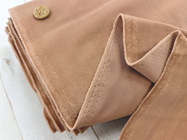 訳あり！【反売り】  資材向き！ ポリエステル　スウェード　サーモンピンク系[ 幅１４０ｃｍ×約３.８ｍ巻 ]