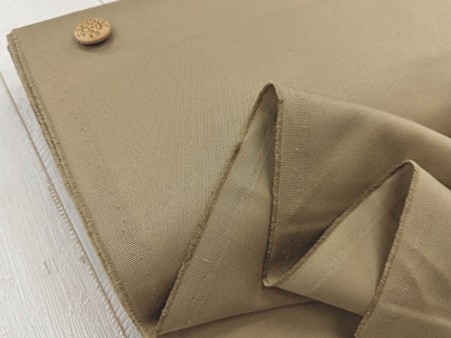 【反売り】上品な光沢感のあるコットンツイル 　サンドベージュ系[ 幅１４５ｃｍ×約７ｍ ]