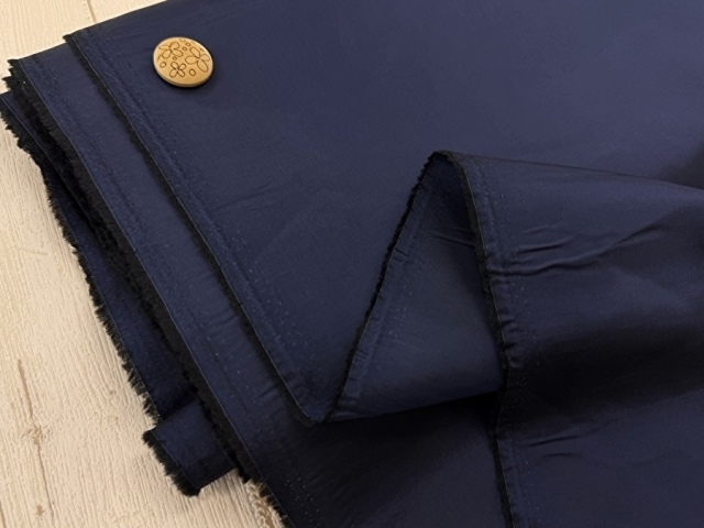 訳あり！【現品処分】  ポリエステルタフタ裏地　ネイビーブルー系[ 幅１１０ｃｍ×約１１ｍ］