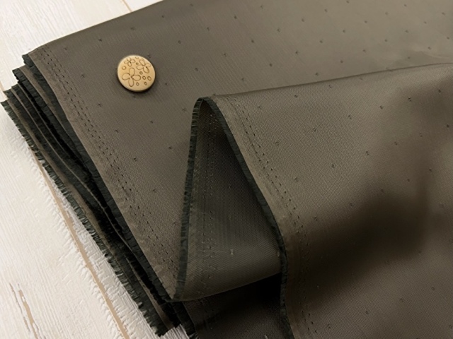 訳あり！【現品処分】  ヘリンボーンドビー風ポリエステル裏地　グレイッシュカーキ系[ 幅１２０ｃｍ×約４.５ｍ］