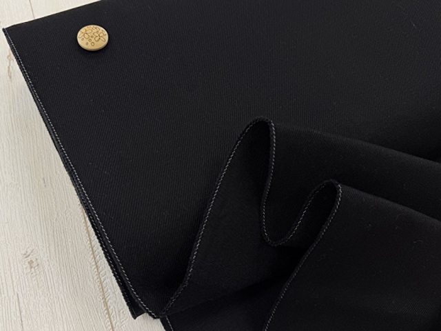 【反売り】  パリっとハリのある約１０オンスブラックデニム　  ブラック×ブラック系[ 幅１４５ｃｍ×約６ｍ ］