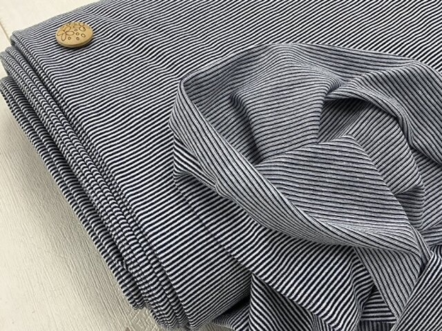 【反売り】  薄手 ポリエステル細ボーダー天竺ニット　  ダークネイビー×オフ系[ 幅１５０ｃｍ×約７.５ｍ巻 ]