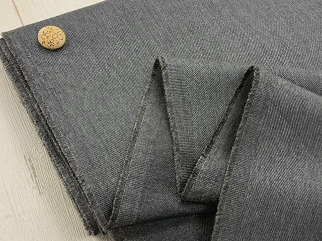 【反売り】　ワイド幅　Ｔ／Ｃカツラギ　杢ダークグレー系[ 幅１４０ｃｍ×約３.５ｍ ]