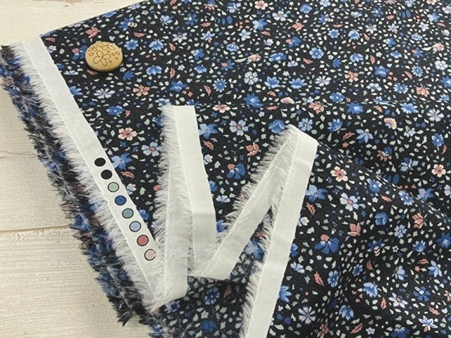 【反売り】コットンローンプリント 『プチフラワー』　ダークチャコール系[ 幅１０８ｃｍ×約７.８ｍ ］
