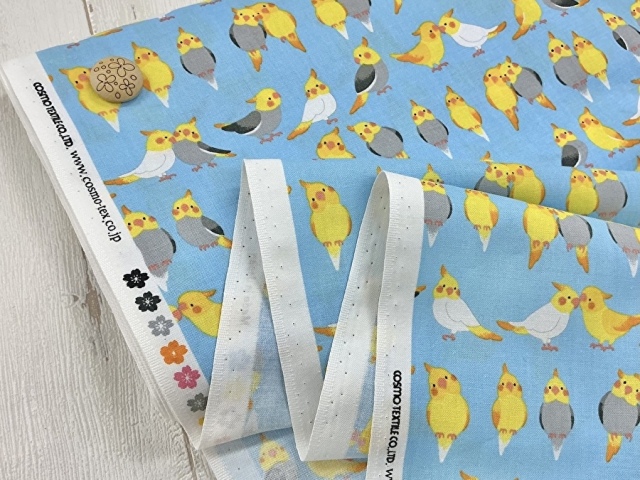【反売り】コットン シーチングプリント  『仲良し＊オカメインコ』   スカイブルー系[ 幅１０５ｃｍ×約３.８ｍ ]