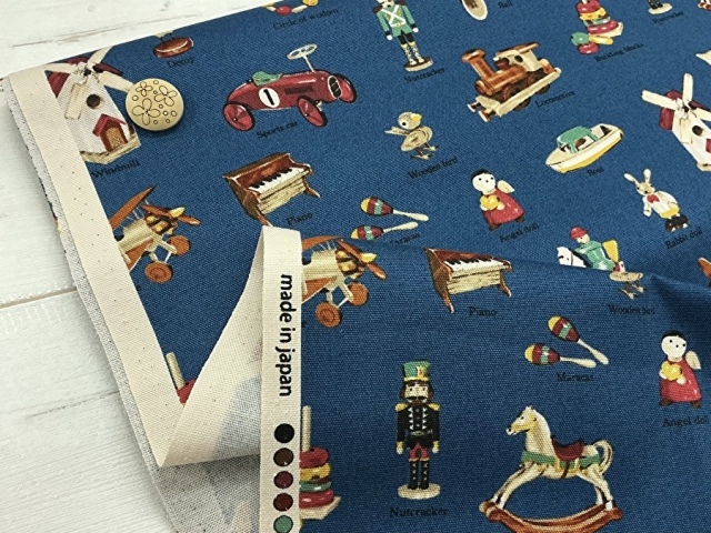 現品処分！ コットン オックスプリント  『レトロなおもちゃ』　  ネイビーブルー系 [ 幅１１０ｃｍ×約１.７ｍ ]