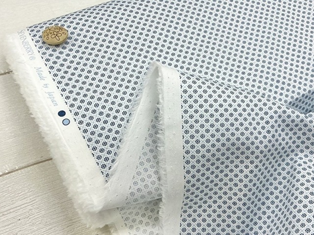 【反売り】  コットンブロード＊幾何学模様風プリント　  オフ×ライトブルー系 [ 幅１０８ｃｍ×約８.５ｍ ]