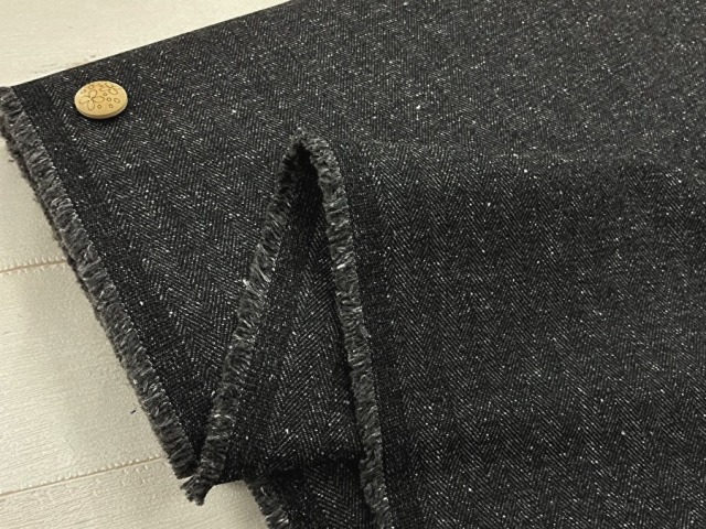 わけあり！【反売り】  ほどよいハリ感のあるヘリンボーンネップ　  ダークチャコール系[ 幅１４０ｃｍ×約３.５ｍ ]