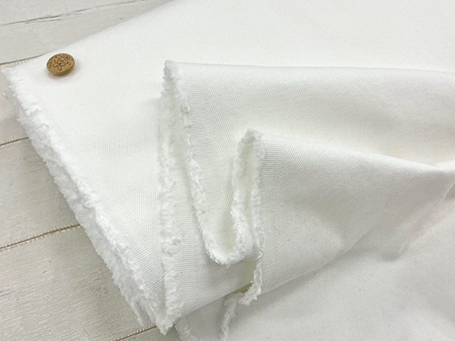 訳あり！練習用などに！【反売り】約１１オンス　洗い加工(ワンウォッシュ)デニム　 オフホワイト系[ 幅１４０ｃｍ×約８.５ｍ ］