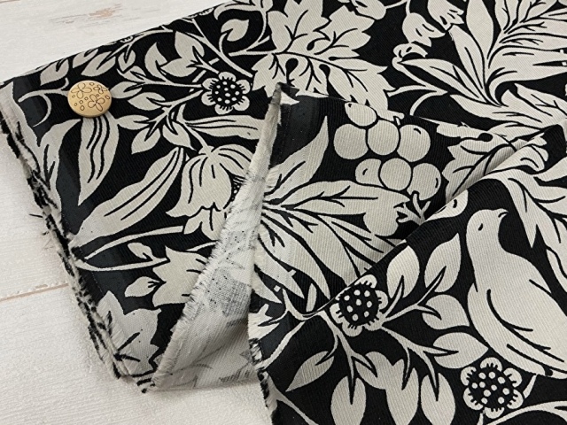 現品処分！シャツコールプリント＊Botanical Bird (ボタニカル バード) 　 ブラック×ライトグレー系 [ 幅１０５ｃｍ×約１.７ｍ ］