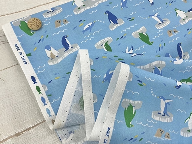 現品処分！コットンシーチングプリント＊ペンギンの仲間たち　ライトブルー系 [ 幅１０５ｃｍ×約２.５ｍ ］