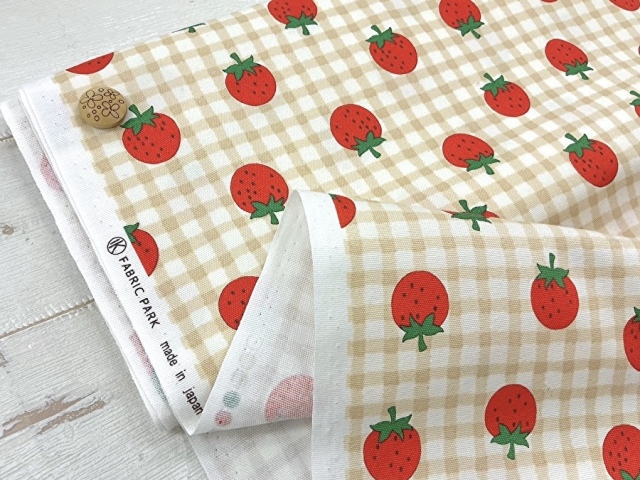現品処分！コットンオックスプリント＊Strawberry Ｃheck　ベージュ系 [ 幅１１０ｃｍ×約２.７ｍ ］