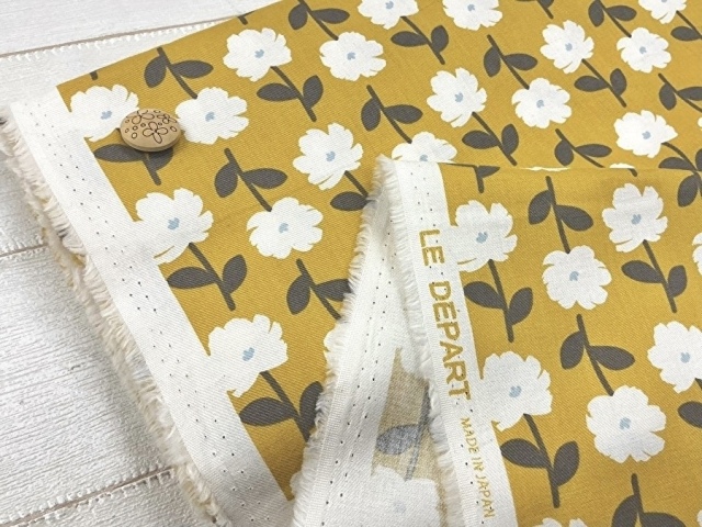 現品処分！コットンビエラプリント＊北欧調フラワー《ピーチ起毛》　 マスタード系 [ 幅１０４ｃｍ×約(２ｍ＋１ｍ) ］
