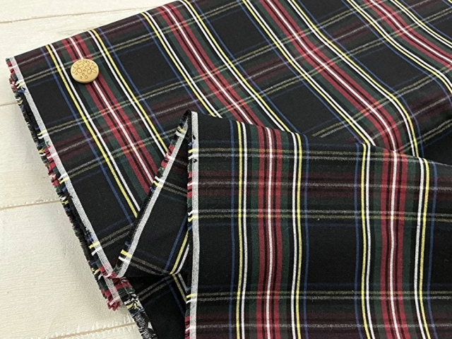 【反売り】【デッドストック反】　タイプライター風コットン＊タータンチェック　ブラック×レッド系 [ 幅１２０ｃｍ×約５ｍ ]