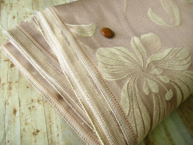 【反売り】　光沢感のある防炎ポリエステルジャガード『BIGフラワー柄』　モカベージュ×クリーム系　[５ｍカット・１０ｍ カット]