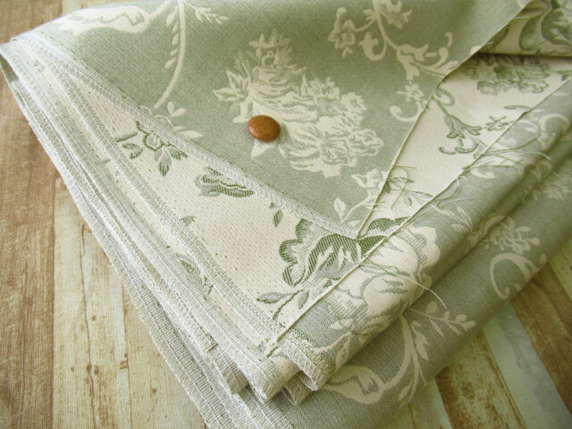 【反売り】　綿アクリルジャガード『フラワー柄』　くすみグリーン×アイボリークリーム　[５ｍカット・１０ｍ カット]