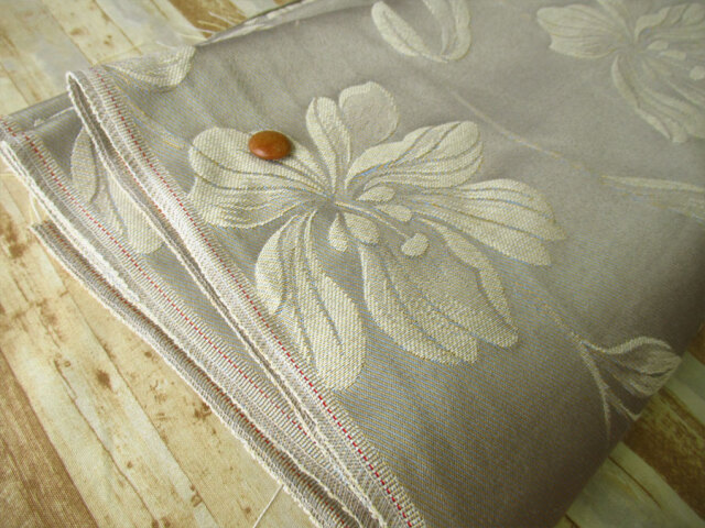 【反売り】　光沢感のある防炎合繊ジャガード『BIGフラワー柄』　サンドグレー×クリーム系　[５ｍカット・１０ｍ カット]