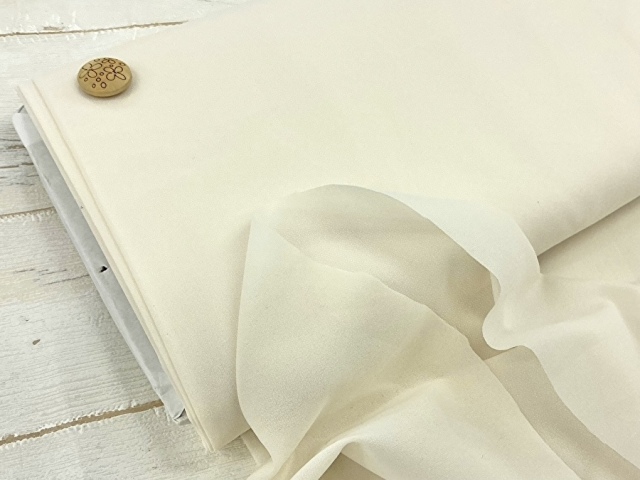 【反売り】  [やや薄手タイプ] ニット用織物接着芯　 アイボリー系 [ 幅９０ｃｍ×約５.５ｍ巻 ]