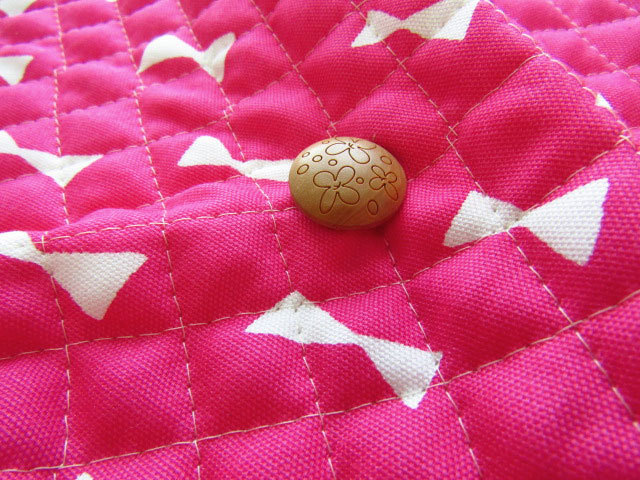 ❤️お値下げ★さえら★アンリコ★お花モチーフとリボン飾り付★キルティングマット特大 ❤️さえら☆アンリコ☆可愛いお花モチーフとサテンリボン飾り付