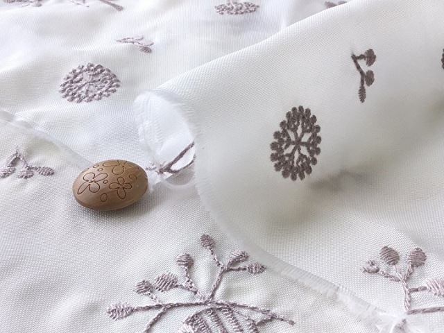 撥水ナイロンオックスプリント】 刺繍 ＊小鳥と木の実＊ オフ