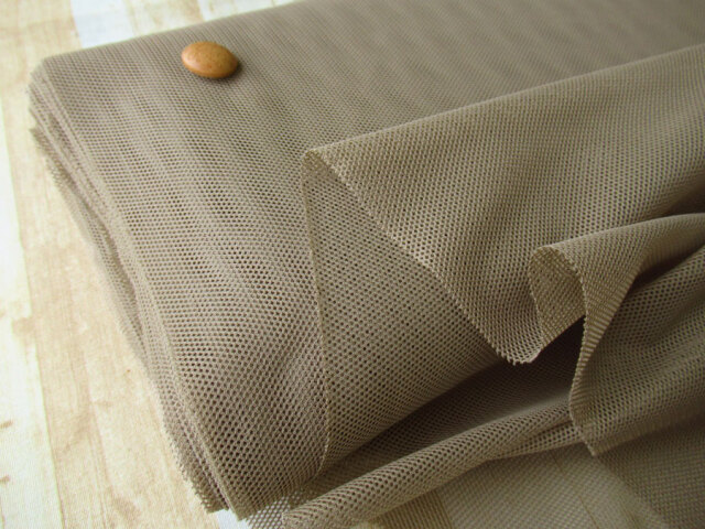 【反売り】ナイロンメッシュ　オリーブベージュ系[ 幅１５０ｃｍ×約１４ｍ巻 ]