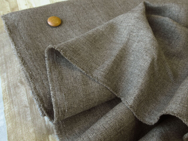 【反売り】　まるでウール『 メランジサージ 』　ストーングレー系[ 幅１５０ｃｍ×約２．８ｍ巻 ]