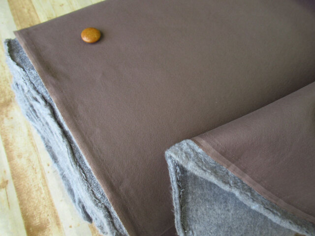 【反売り】　裏フリース接着フェイクレザー　モカグレー系[ 幅１２６ｃｍ×約５．５ｍ巻 ]