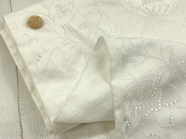 【反売り】  フラワージャガードサテン　  オフホワイト系[ 幅１１５ｃｍ×約３.５ｍ ]