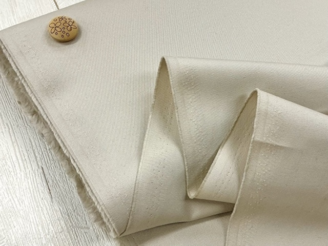 【反売り】　ワイド幅　ハリのあるコットンツイル　ライトグレージュ系[ 幅１４８ｃｍ×約３ｍ ]