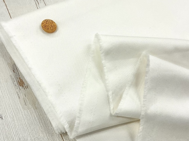 【反売り】　ワイド幅　ややハリ感のあるコットンツイル　オフホワイト系[ 幅１５０ｃｍ×約３ｍ ]