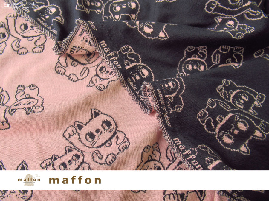 【 maffon (マフォン) 】約７５ｃｍ幅　リバーシブルジャガード接結ニット 『 まねきねこ柄 』 ダークチャコール/コーラルピンク