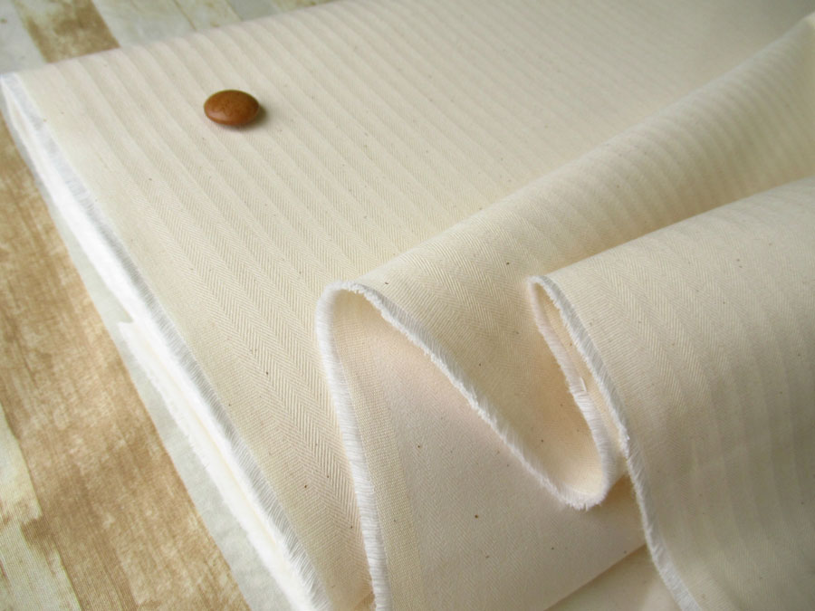 訳あり！【反売り】　パリッとハリのあるコットンヘリンボーン　キナリ(カス残し)系[ 幅１１５ｃｍ×約９ｍ ]