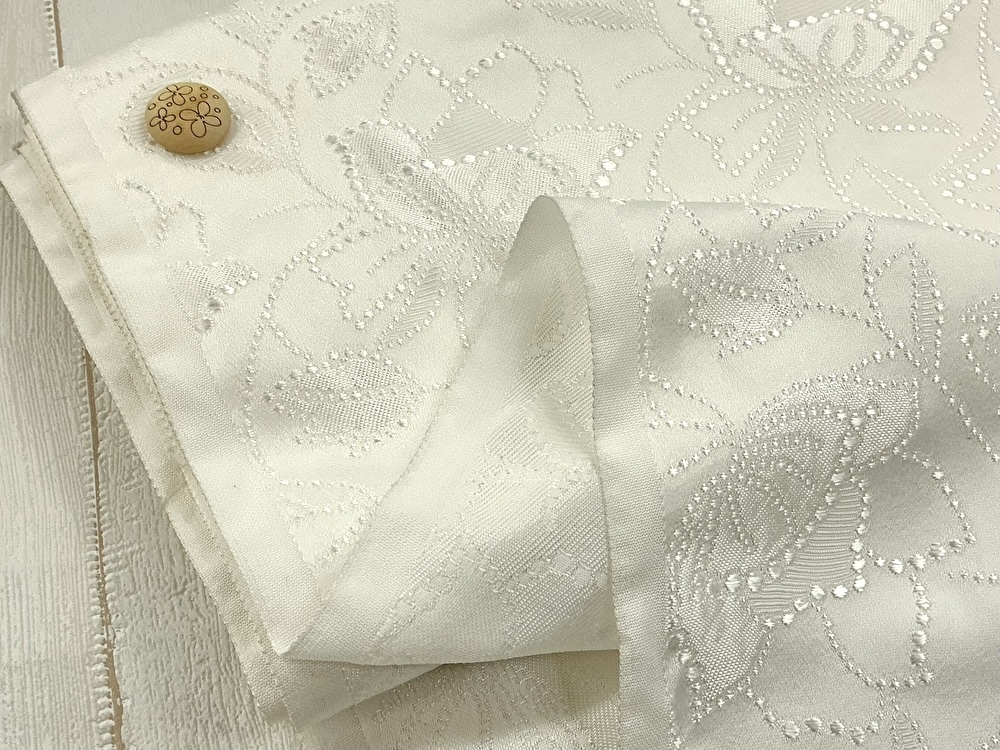 【反売り】  フラワージャガードサテン　  オフホワイト系[ 幅１１５ｃｍ×約３.５ｍ ]