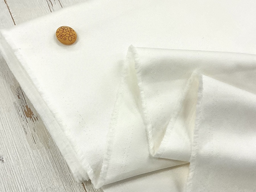 【反売り】　ワイド幅　ややハリ感のあるコットンツイル　オフホワイト系[ 幅１５０ｃｍ×約３ｍ ]