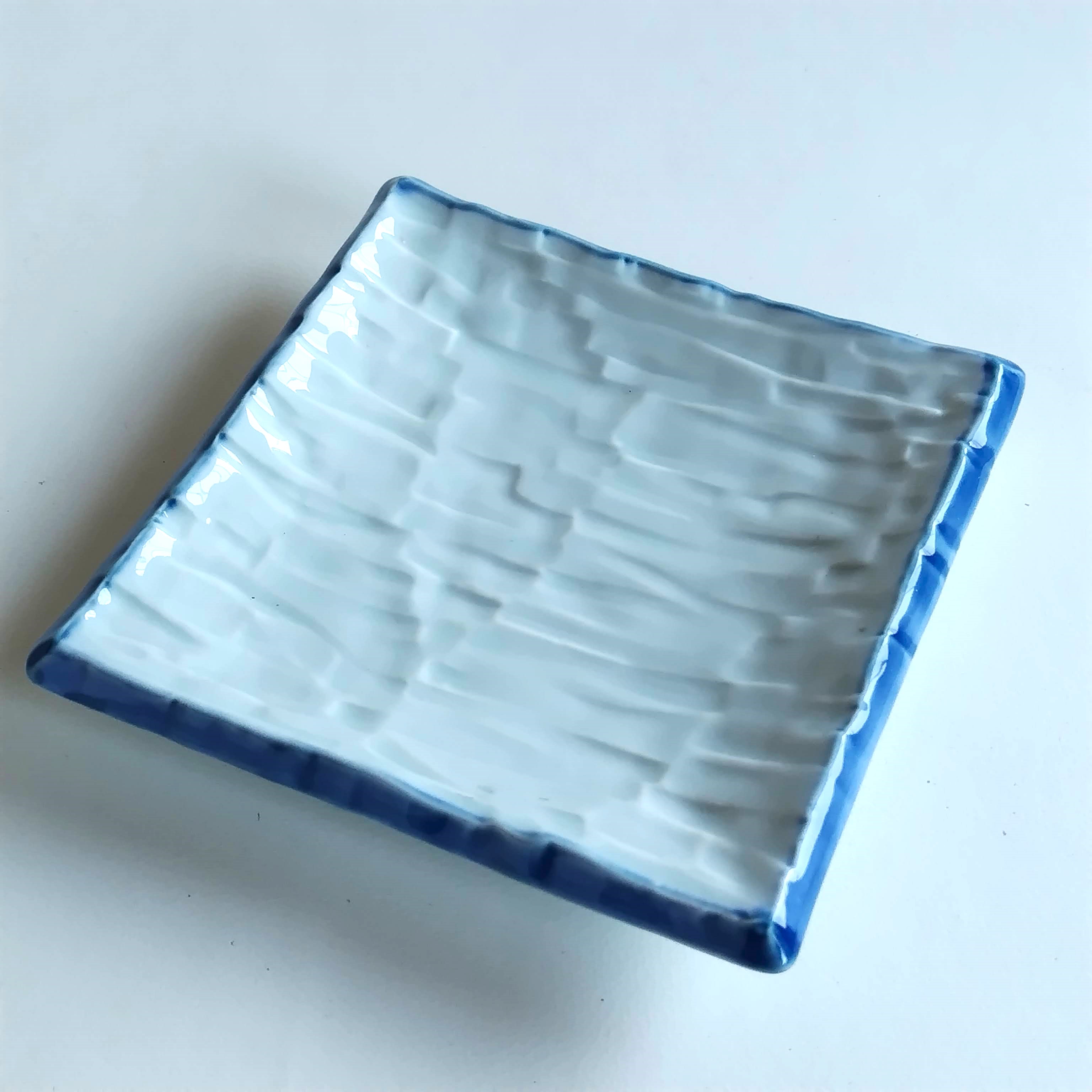 有田焼　特価品_渕呉須ガタ彫　角小皿【Web有田陶器市限定！】