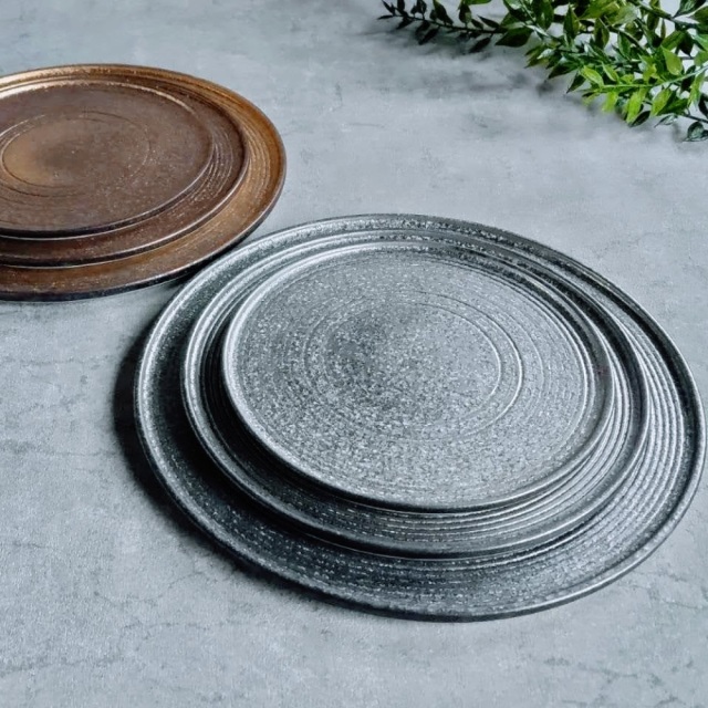 有田焼　シルバー円形陶器　大皿 有田焼 陶悦窯 晶金塗り・銀塗り 千段渕付丸皿