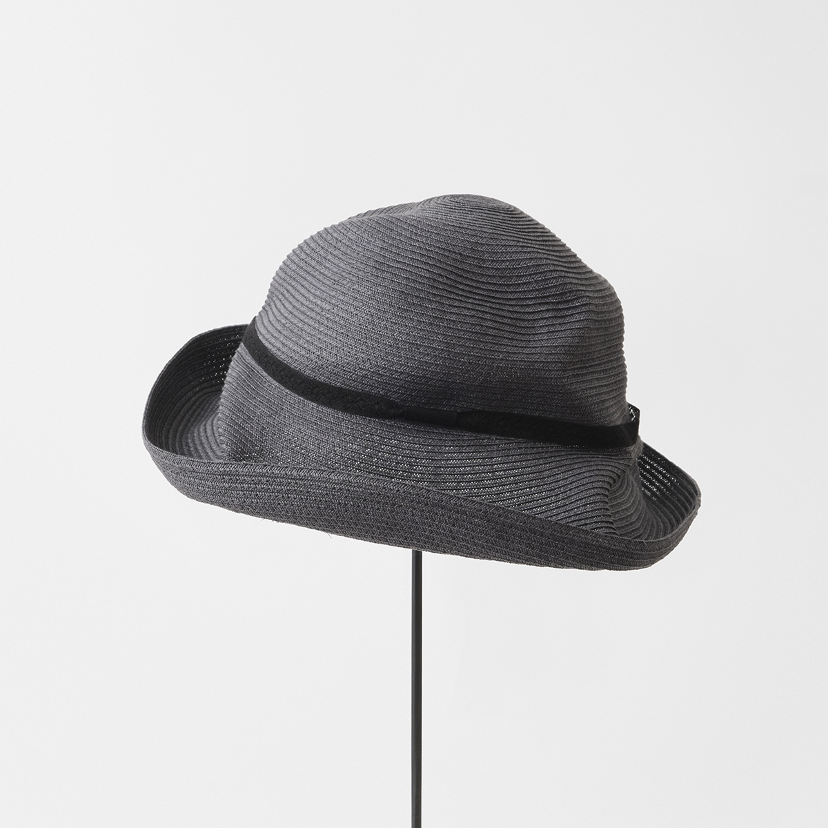 BOXED HAT 11cm brim lace ribbon / charcoal base