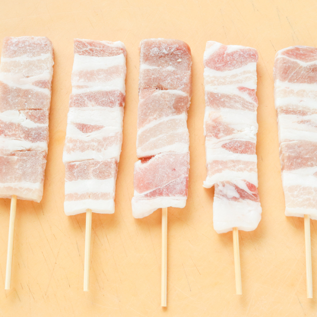 業務用 豚バラ串(生串・未加熱・1本30g・冷凍)|串焼き用 豚バラ串 仕入れ・居酒屋向け